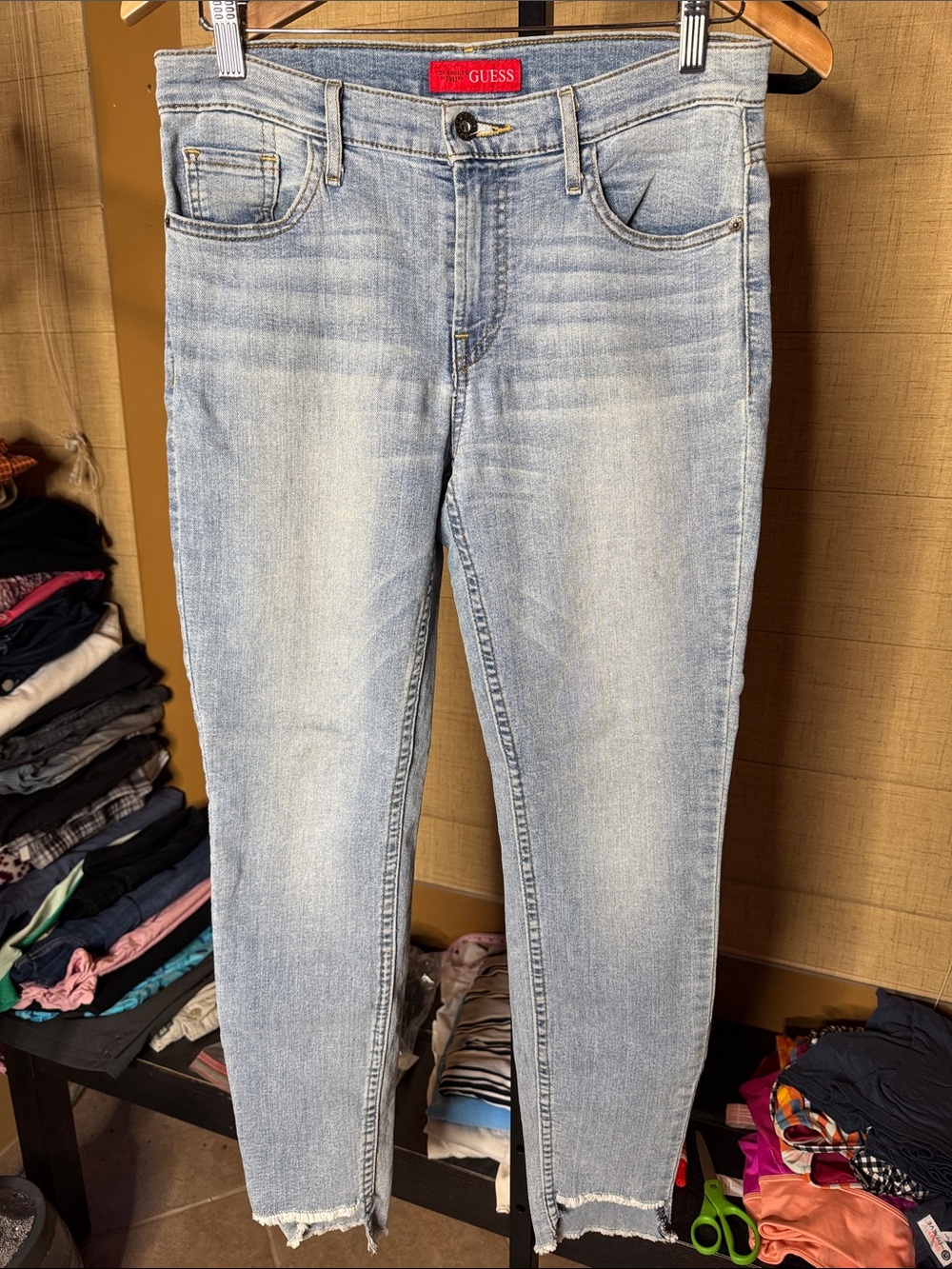 GUESS Light Wash Frayed Hem Ankle Jeans Size 27 Stretch Denim - Picture 2 of 8